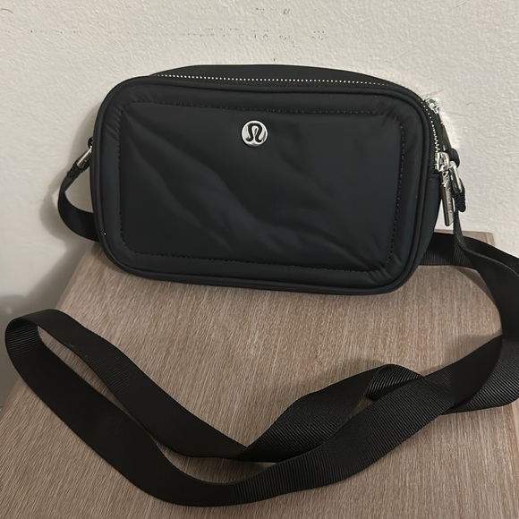 Black lululemon cross bag - Picture 3 of 3
